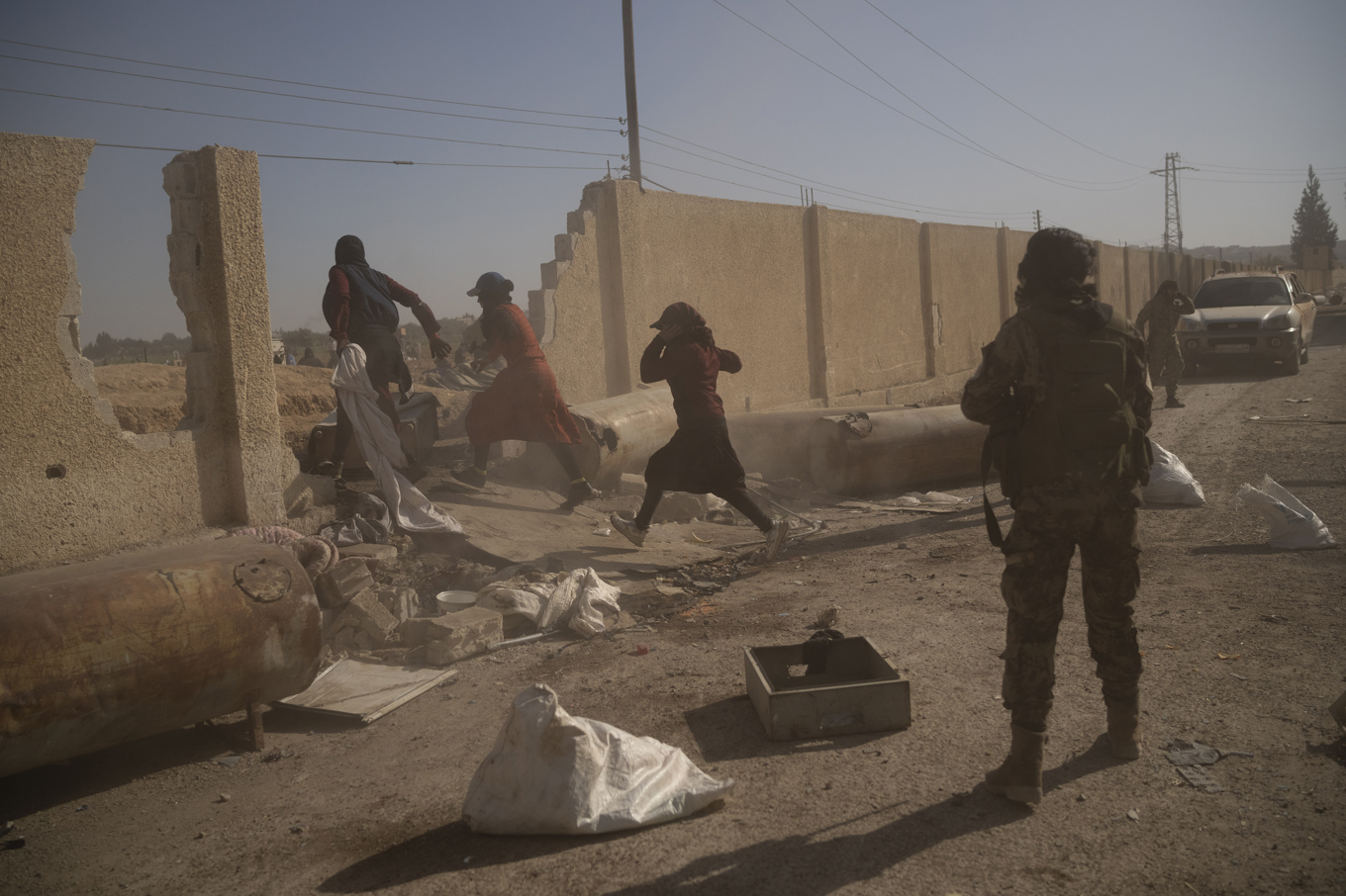 Hundratusentals syrier kan komma att återvända hem de närmaste månaderna, tror UNHCR, som samtidigt varnar för att det är för tidigt för att veta om det kommer att vara säkert i Syrien. Foto: Leo Correa/AP/TT