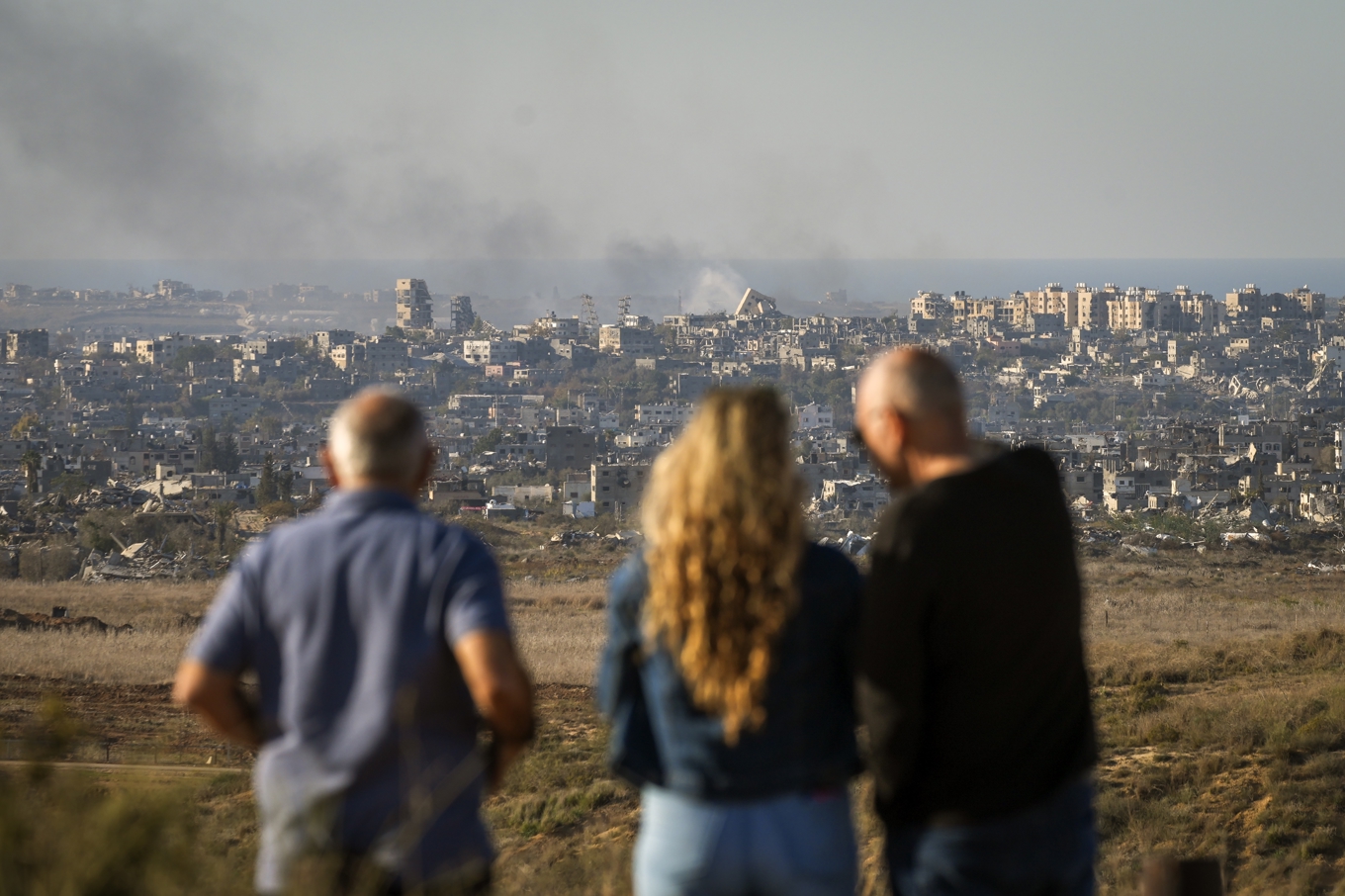 Förödelse och rök över Gazaremsan sett från södra Israel på onsdagen. Foto: Ohad Zwigenberg/AP/TT