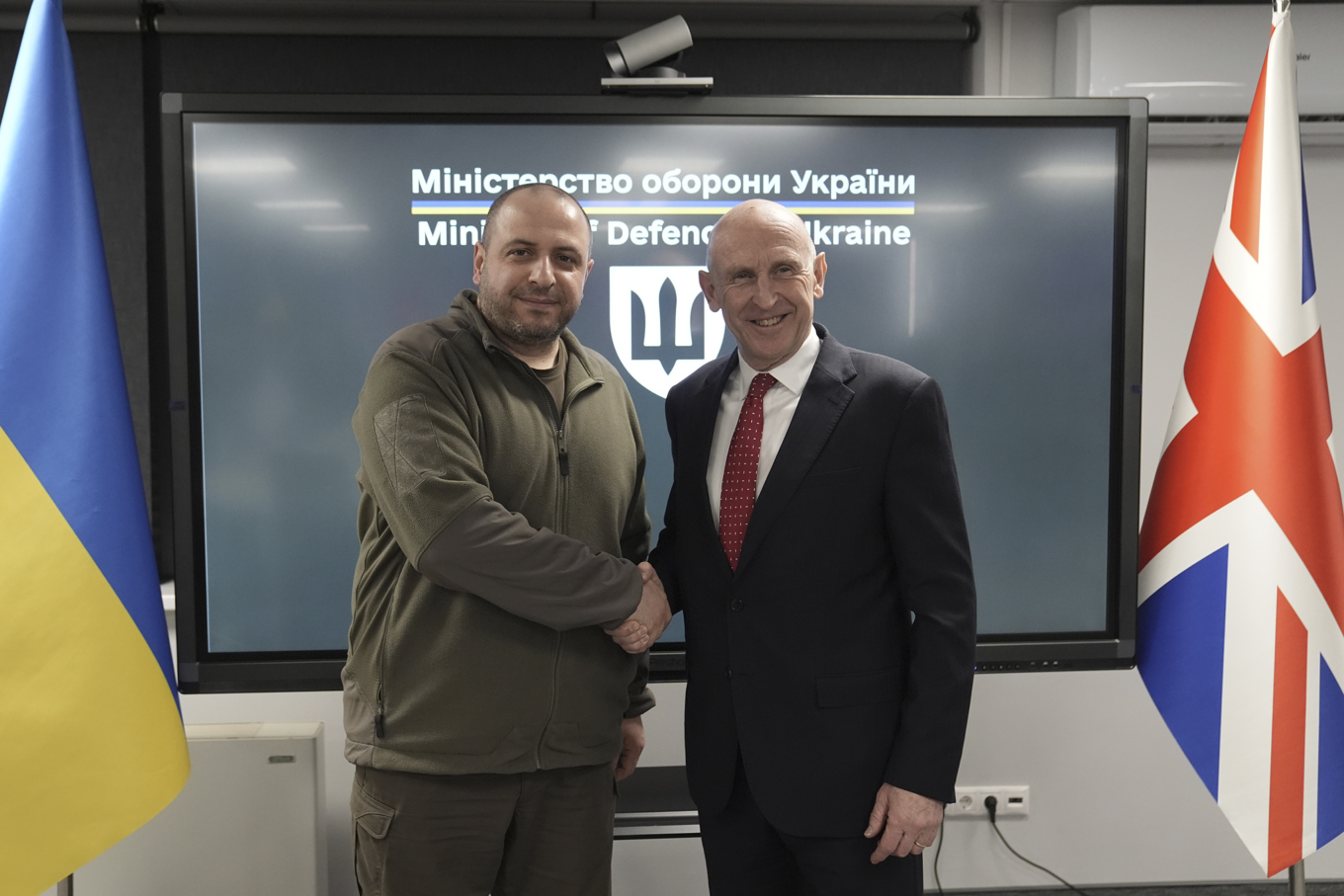 Ukrainas försvarsminister Rustem Umerov och Storbritanniens dito John Healey möttes i Kiev på onsdagen. Foto: Stefan Rousseau/PA via AP/TT