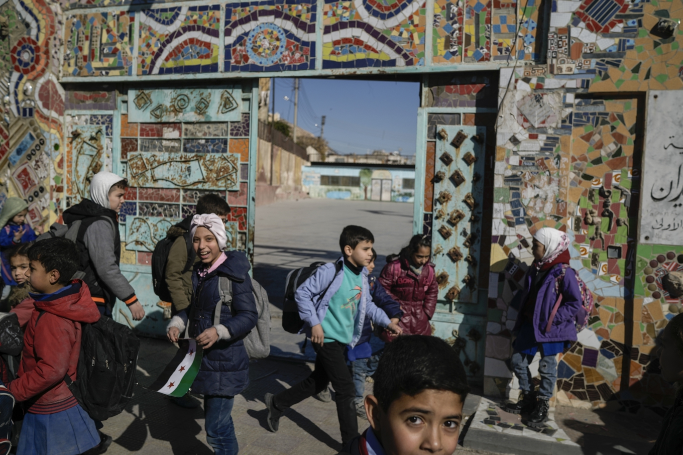 Barn på väg hem från sin skola i centrala Damaskus på torsdagen. Foto: Leo Correa/AP/TT