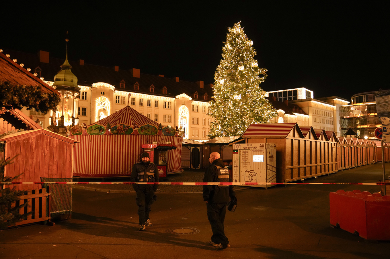 Säkerhetsvakter framför den avspärrade julmarknaden i Magdeburg. Foto: Ebrahim Noroozi/AP/TT