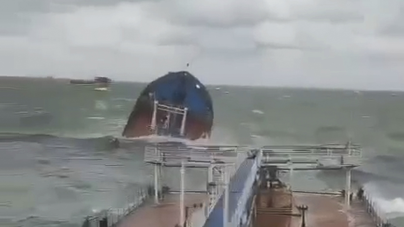 Bild från ett filmklipp som spridits av ryska medier och av bland annat en åklagarmyndighet i södra Ryssland som utreder olyckorna. Foto: Ryska myndigheter via AP/TT