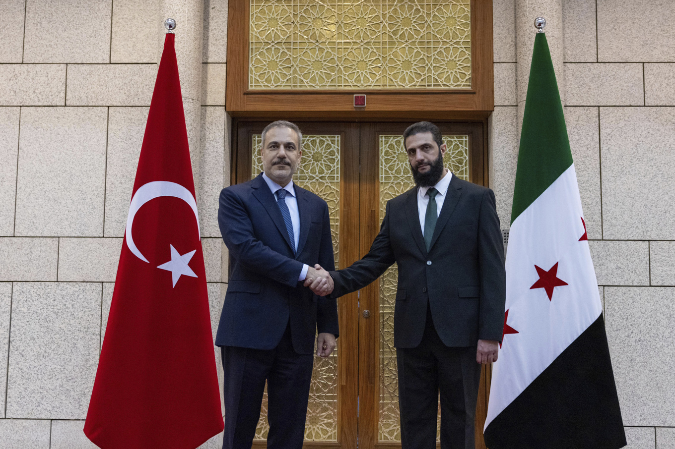 Turkiets utrikesminister Hakan Fidan skakar med Syriens nya ledare Ahmad al-Sharaa i Damaskus. Foto: Turkiets utrikesdepartement via AP/TT