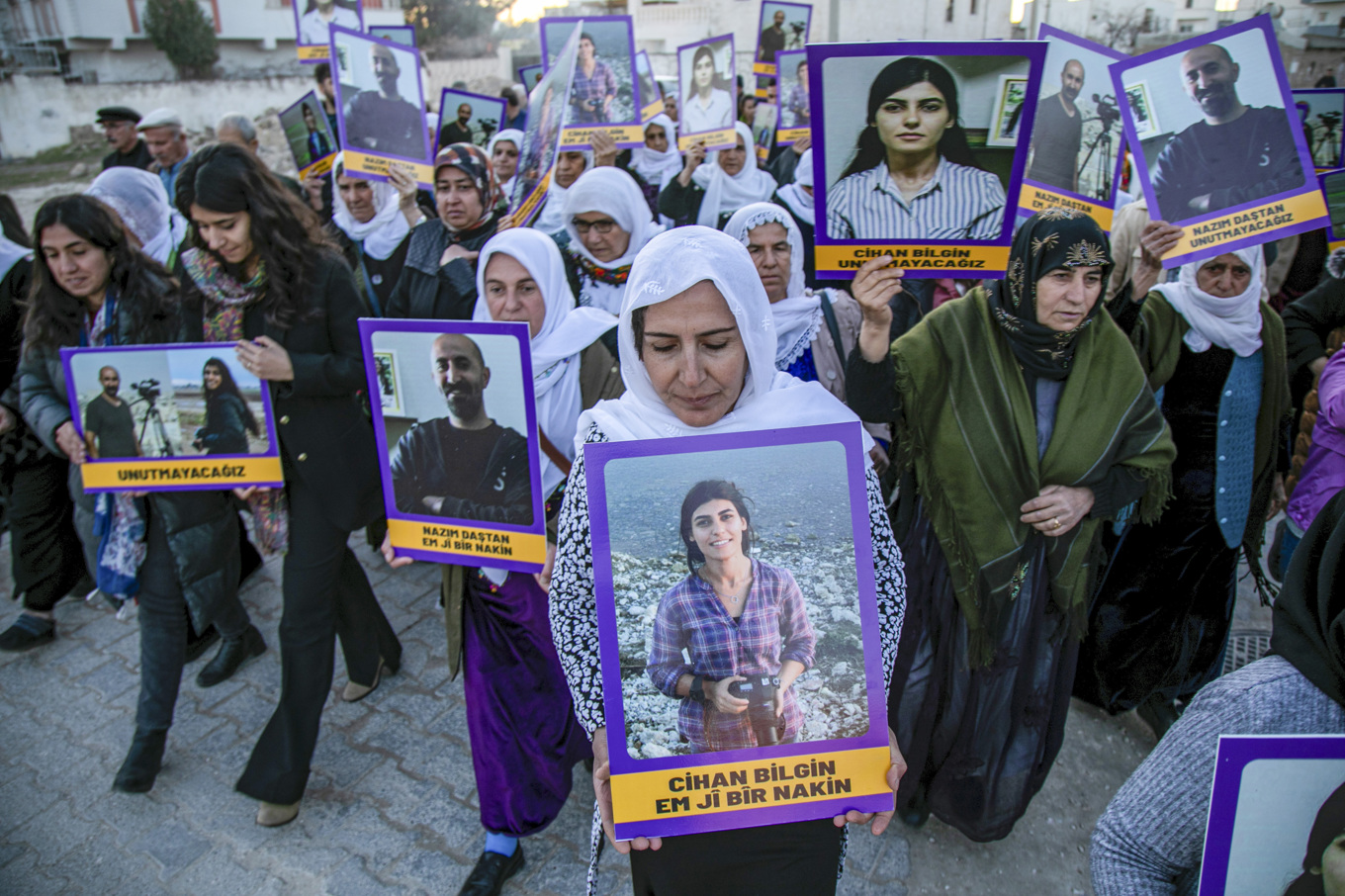 Demonstrationen i Nusaybin i sydöstra Turkiet till minne av journalisterna som uppges ha dödats i en turkisk drönarattack. Foto: Metin Yoksu