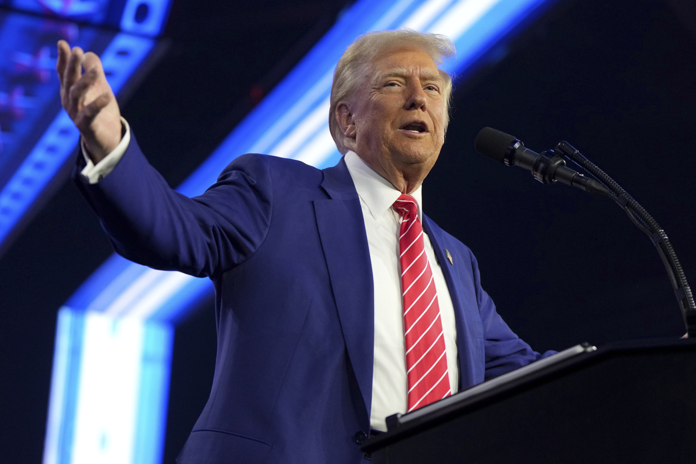 USA:s tillträdande president Donald Trump under sitt tal på evenemanget Americafest i Phoenix. Foto: Rick Scuteri/AP/TT