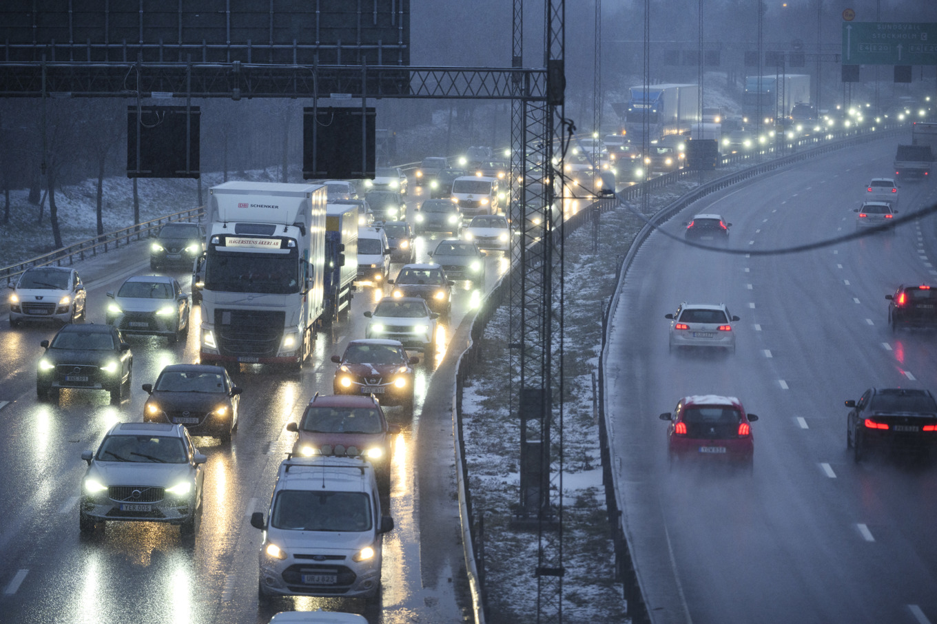 Trafikverket uppmanar trafikanter till att hålla avstånd och hastigheten när halkan slår till på flera sträckor i landet. Arkivbild Foto: Jessica Gow/TT