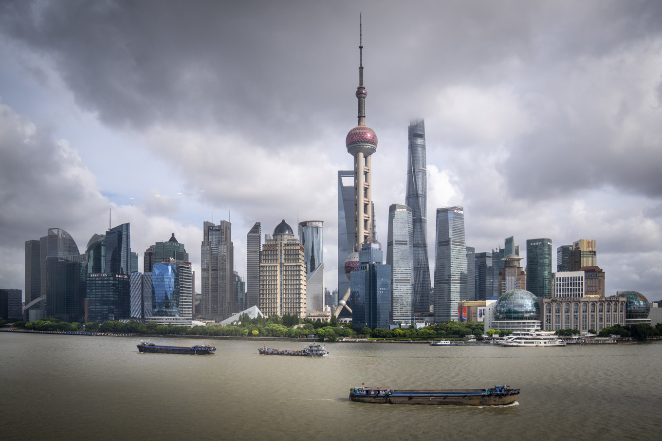 Problemen på den kinesiska fastighetsmarknaden fortsätter. Här byggnader i Shanghai, Kinas finansiella centrum. Arkivbild. Foto: Heiko Junge/NTB Scanpix/TT