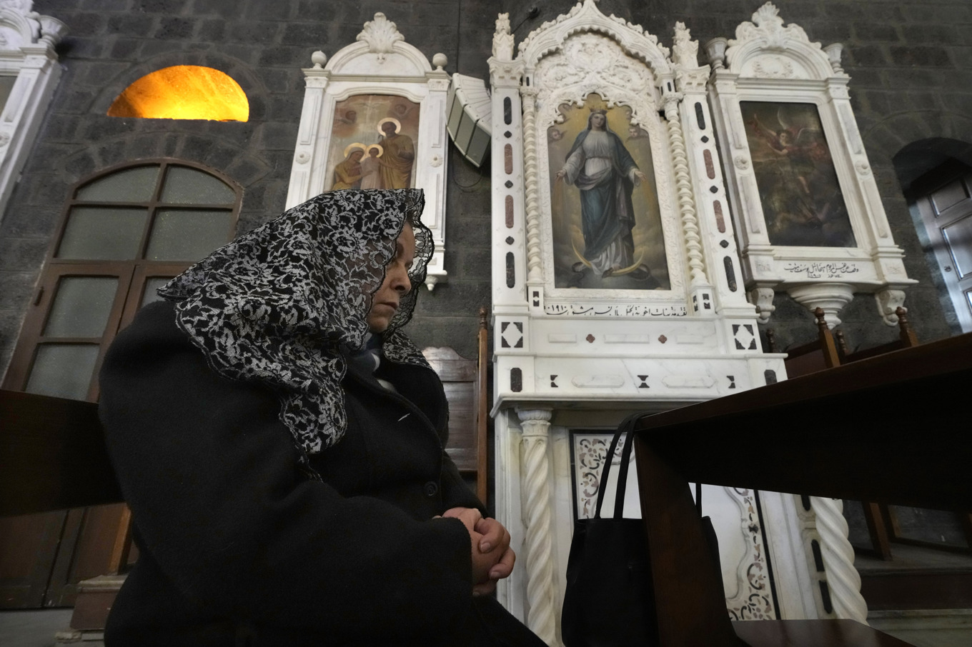 En syriska på en mässa i en Damaskus-kyrka i förra veckan, efter diktatorn Bashar al-Assads fall. Foto: Hussein Malla/AP/TT