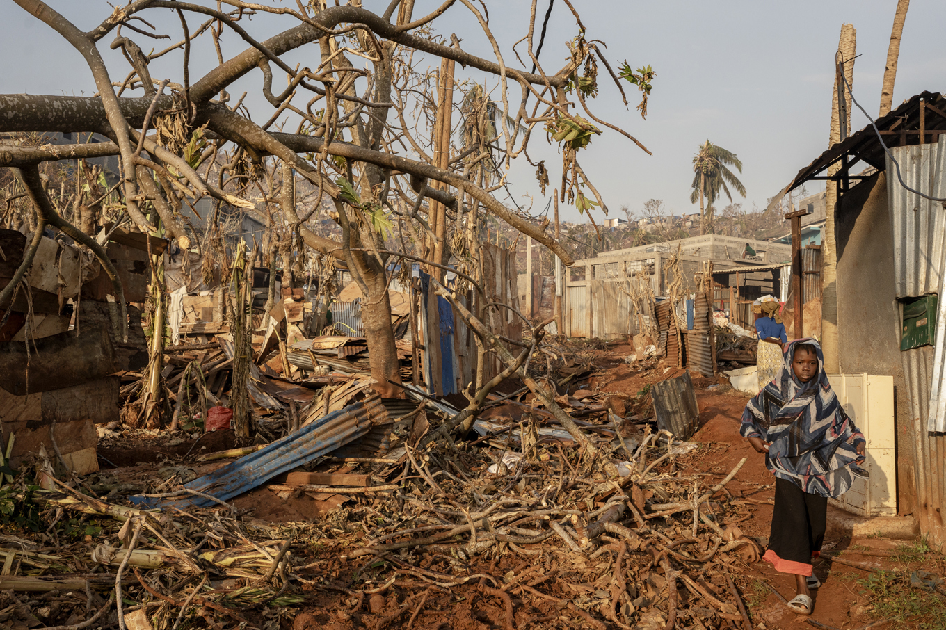 En flicka går bland förödelsen på Mayotte. Foto: Adrienne Surprenant/AP/TT
