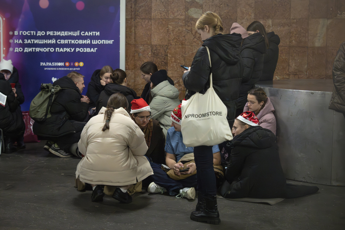 Människor söker skydd på en tunnelbanestation i Kiev på julafton. Foto: Efrem Lukatsky/AP/TT