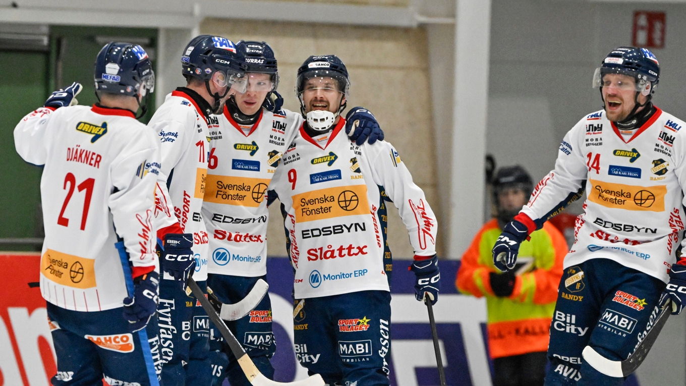 Jubel i Edsbyn efter att skyttekungen Oscar Wikblad (i mitten) satt 4–1 borta mot Bollnäs i annandagsderbyt. Foto: Ulf Palm/TT