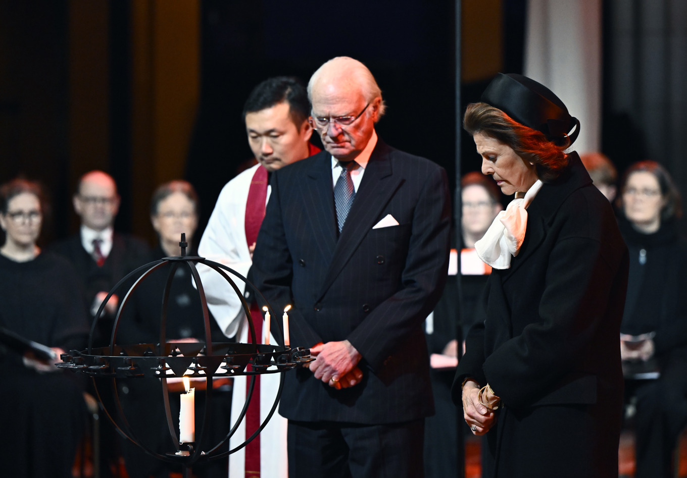Kung Carl XVI Gustaf och drottning Silvia tände ljus för tsunamikatastrofens offer vid minnesgudstjänsten i Uppsala domkyrka. Foto: Christine Olsson/TT