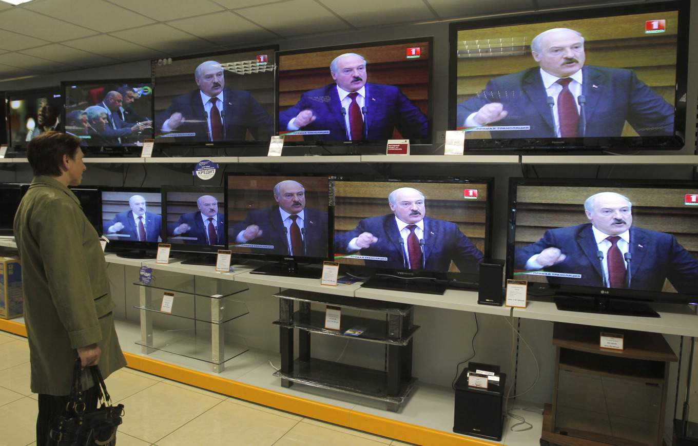 Oppositionella i Ukraina fängslas eller flyr landet, medan president Aleksandr Lukasjenko ställer om för nyval i januari. Arkivbild. Foto: Sergei Grits/AP/TT