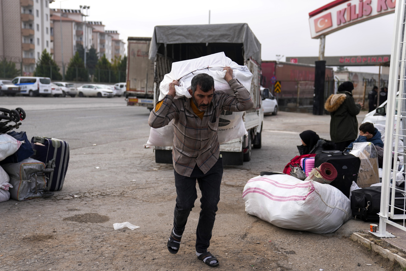En syrisk flykting återvänder till hemlandet från Turkiet via gränsövergången Oncupinar nära staden Kilis. Arkivbild. Foto: Khalil Hamra/AP/TT