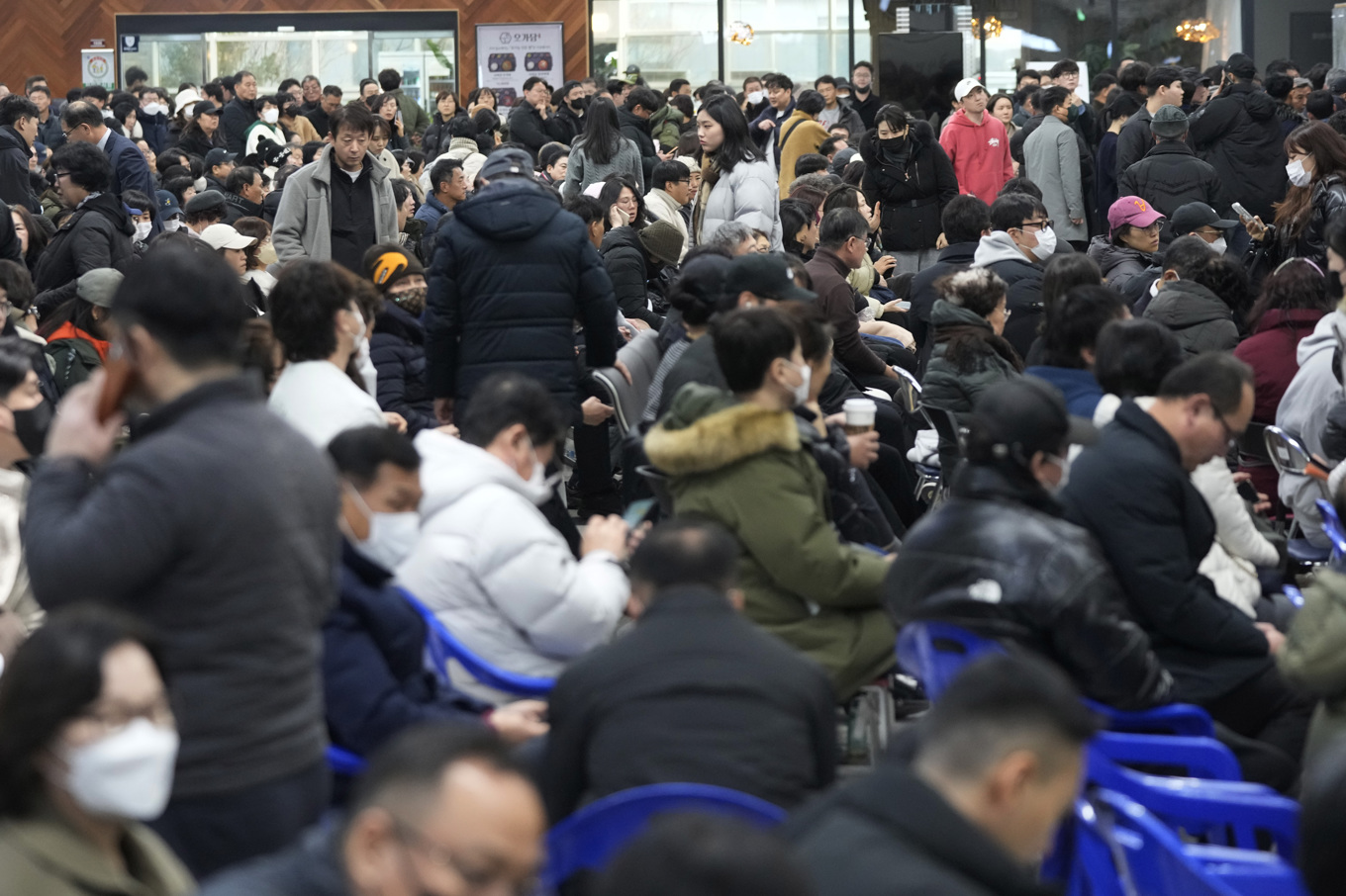 På sydkoreanska Muans internationella flygplats har anhöriga till de omkomna passagerarna samlats. Foto: Ahn Young-joon/AP