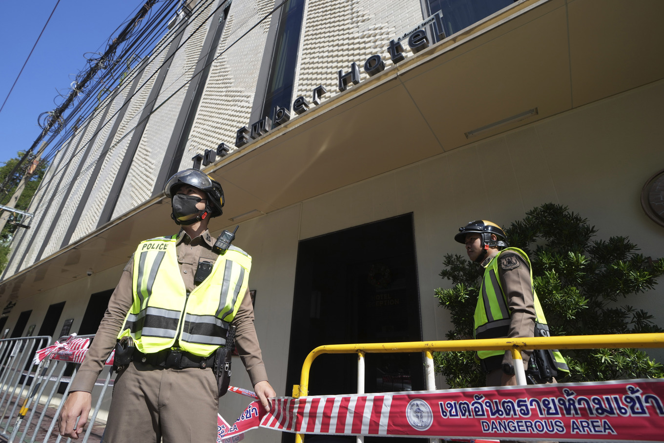 Polis utanför det hotell i centrala Bangkok som eldhärjats under natten. Foto: Sakchai Lalit/AP/TT