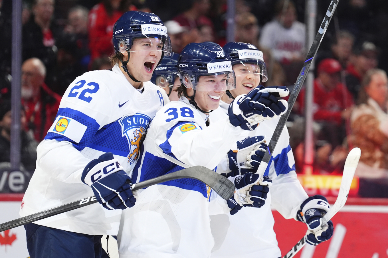 Finlands junior-VM-spelare Jesse Kiiskinen, Kasper Halttunen och Konsta Helenius, här i matchen mot USA; kunde fira efter matchen mot Lettland, som slutade 3–0. Foto: Sean Kilpatrick/Canadian Press via AP/TT