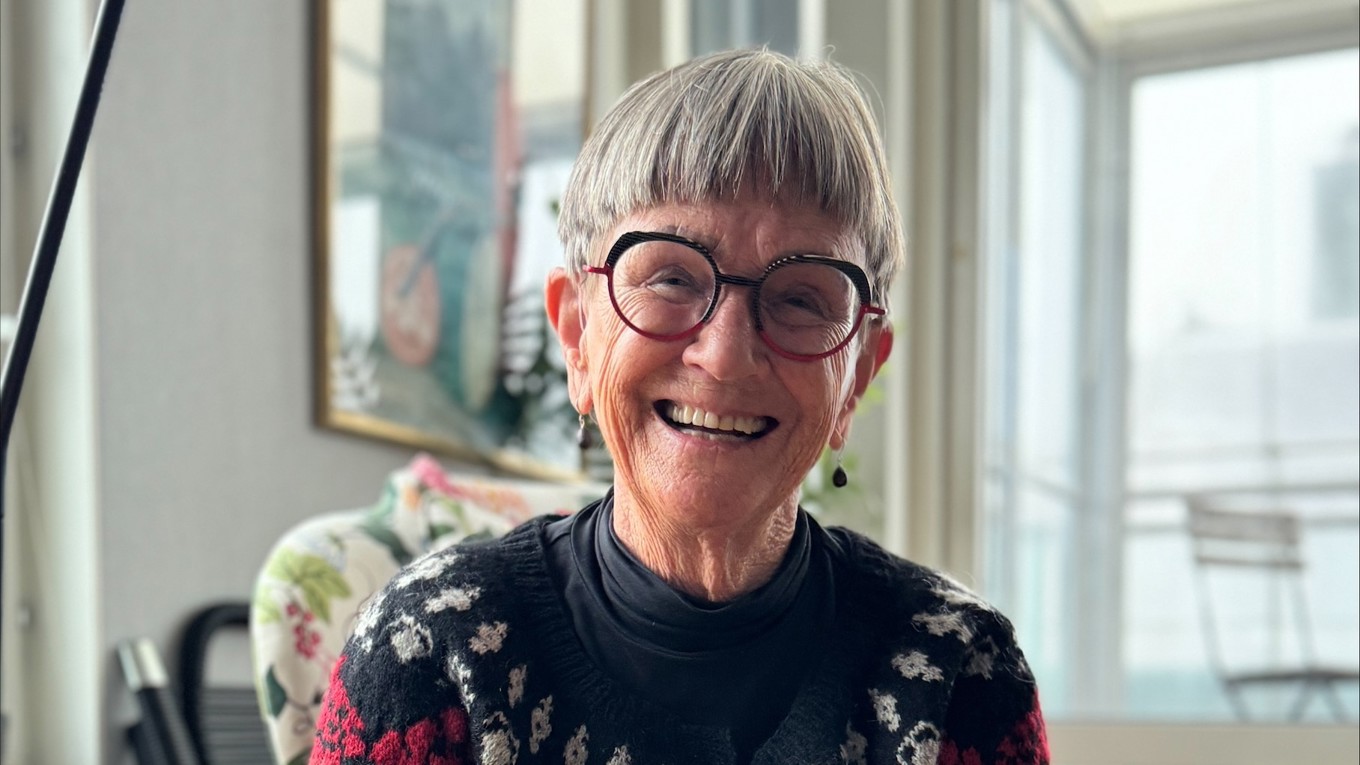 Harriet Axelsson har skrivit böckerna ”Sticka binge” och ”Kreativt Binge: mönstersticka efter eget huvud”, som båda handlar om den halländska mönsterstickningen binge. Foto: Anna Carlsson