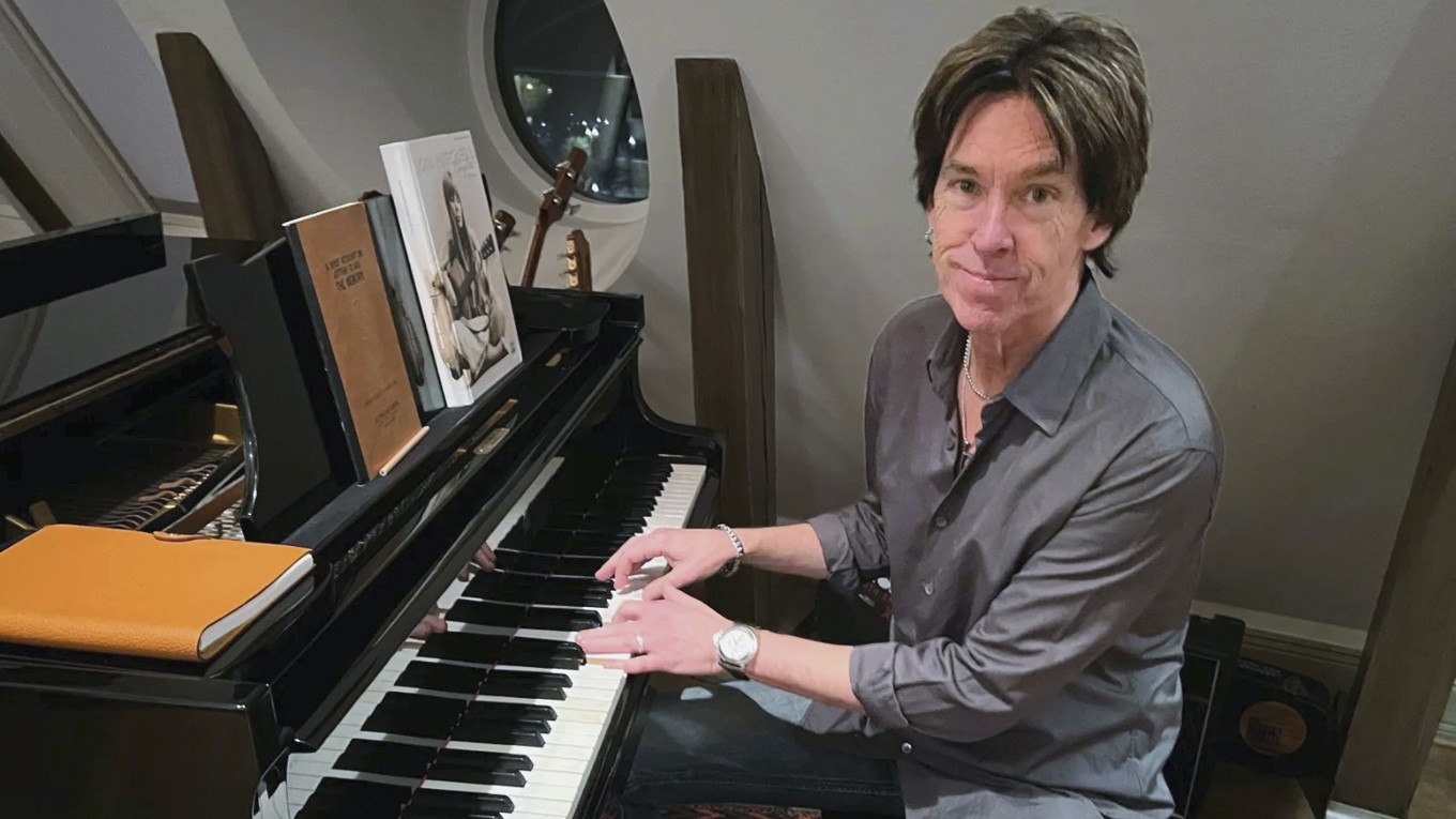 Per Gessle (född 1959) slog igenom som sångare i Gyllene tider. Efter lågmälda försök som soloartist gjorde han världssuccé med Roxette, tillsammans med Marie Fredriksson.
Foto: David Myhr