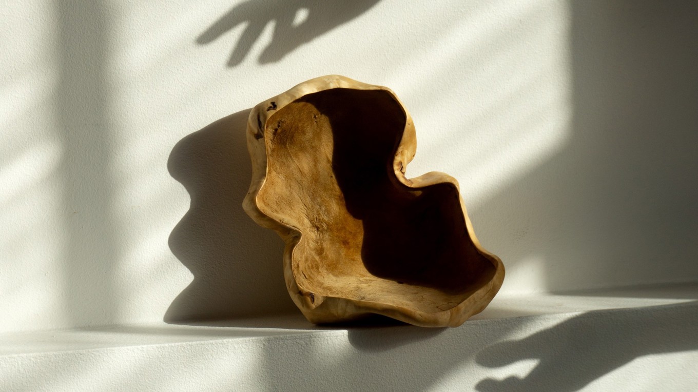 Prisbelönta Mari Koppanen gästar Nordiska museet med sina samtida konsthantverk tillverkade i amadou. Bland verken visas skålar, lampskärmar, väskor och klädesplagg. Foto: Mari Koppanen