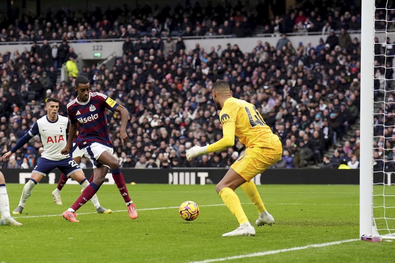 Alexander Isak gjorde mål för sjunde matchen i rad när han överlistade Tottenhams målvakt Brandon Austin. Foto: John Walton/AP/TT