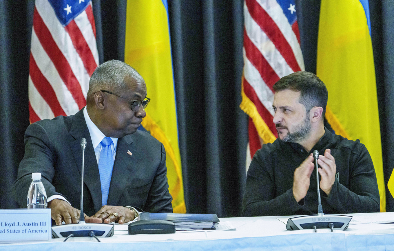 Försvarsminister Lloyd Austin (vänster) och Ukrainas president Volodymyr Zelenskyj vid ett tidigare möte på flygbasen Ramstein. Arkivbild. Foto: Andreas Arnold/DPA via AP/TT