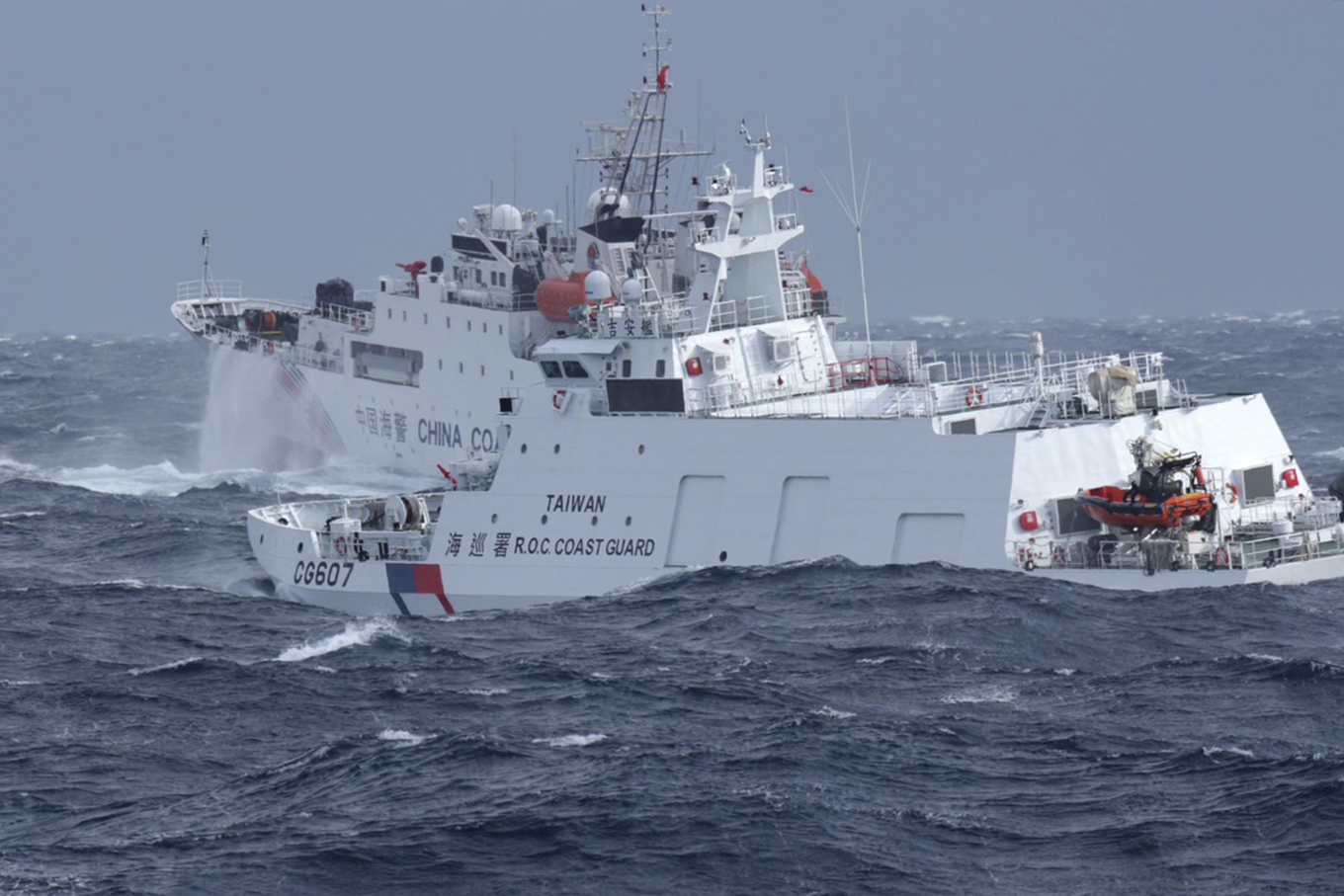 På bilden syns fartyg från Taiwans (närmast kameran) och Kinas kustbevakningar i december. Bilden har inget med den aktuella händelsen att göra. Foto: Taiwans kustbevakning/AP/TT