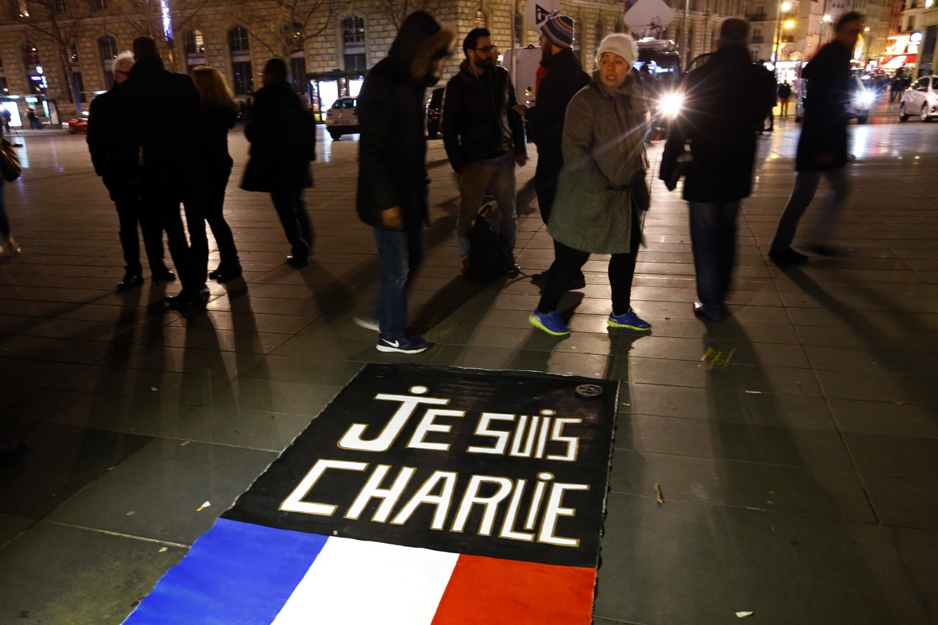 Massakern på Charlie Hebdos redaktion utlöste en våg av sympati i Frankrike. Begreppet "Je suis Charlie", "Jag är Charlie", myntades bara timmar efter attentatet. Arkivbild. Foto: Francois Mori/AP/TT