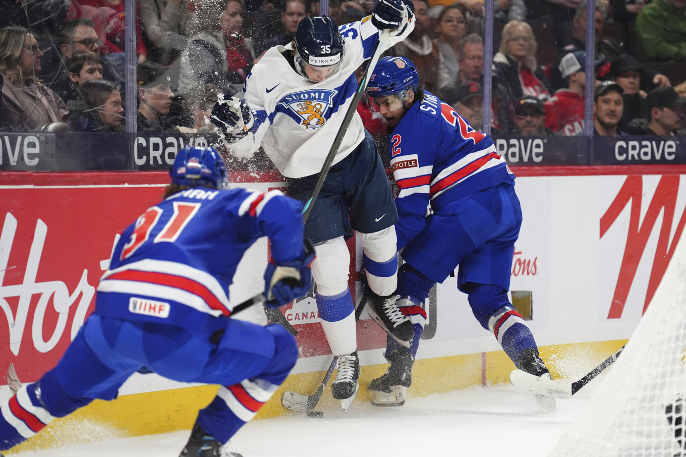 Finlands back Arttu Tuhkala tampas med USA:s forward Teddy Stiga i finalen i junior-VM. Foto: Sean Kilpatrick/Canadian Press via AP/TT