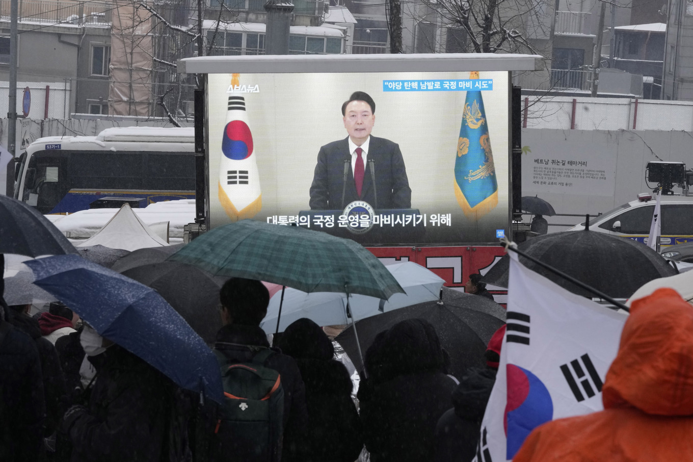 Anhängare till Yoon Suk-Yeol står framför en bild av den avstängde presidenten i samband med en demonstration i Seoul på söndagen. Bilden är tagen 5 januari. Foto: Ahn Young-joon/AP/TT