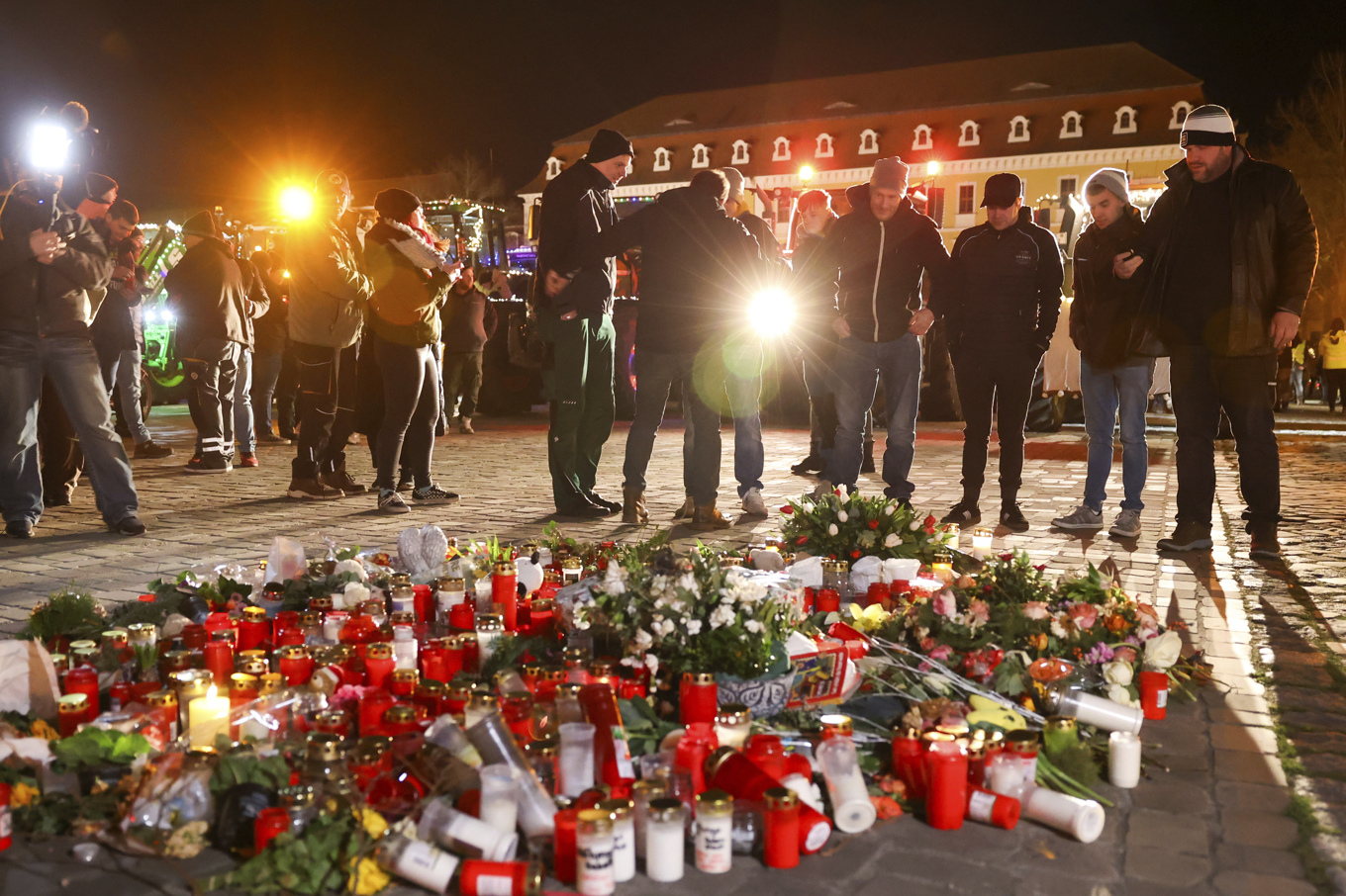 Människor hedrar offren för bilattacken mot julmarknaden i Magdeburg i östra Tyskland. Arkivbild. Foto: Peter Gercke/AP/TT