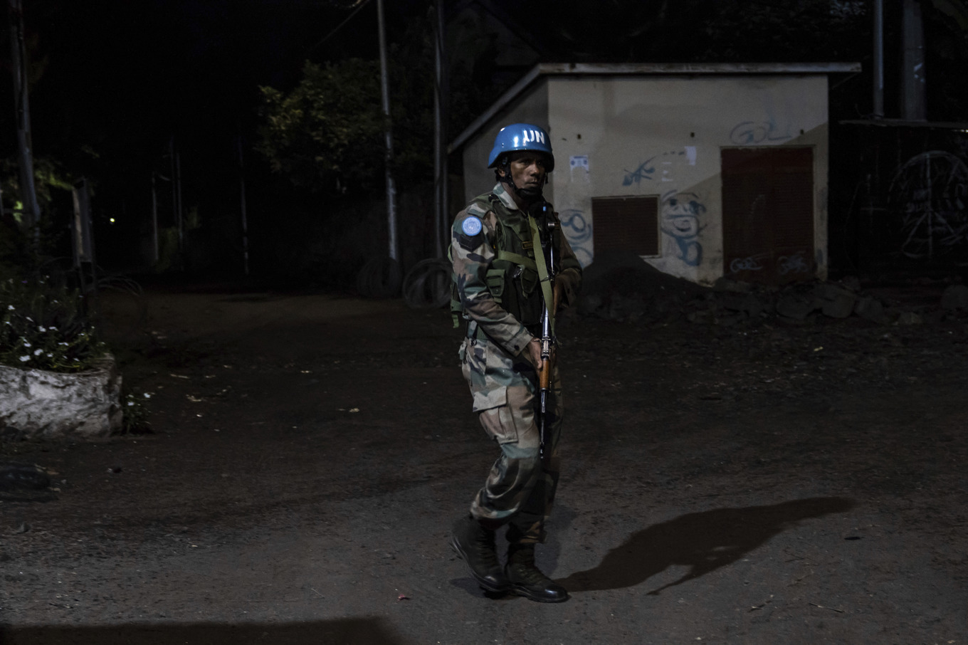 En FN-soldat patrullerar i staden Goma i östra Kongo. Arkivbild. Foto: Moses Sawasawa/AP/TT