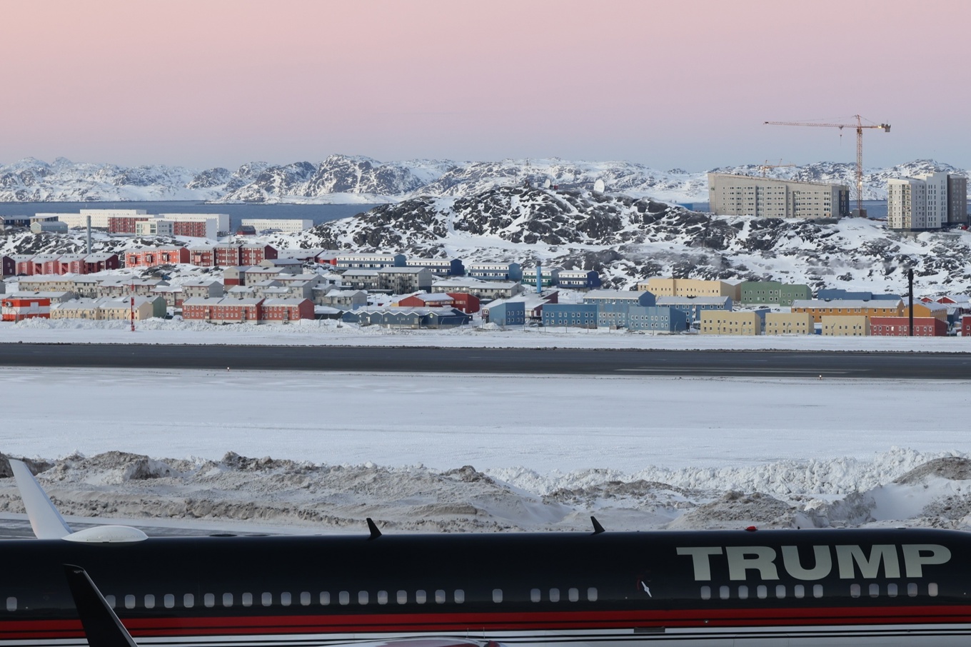 Bild från när Donald Trumps son landade i grönländska Nuuk under tisdagen. Foto: Emil Stach/Ritzau via AP/TT