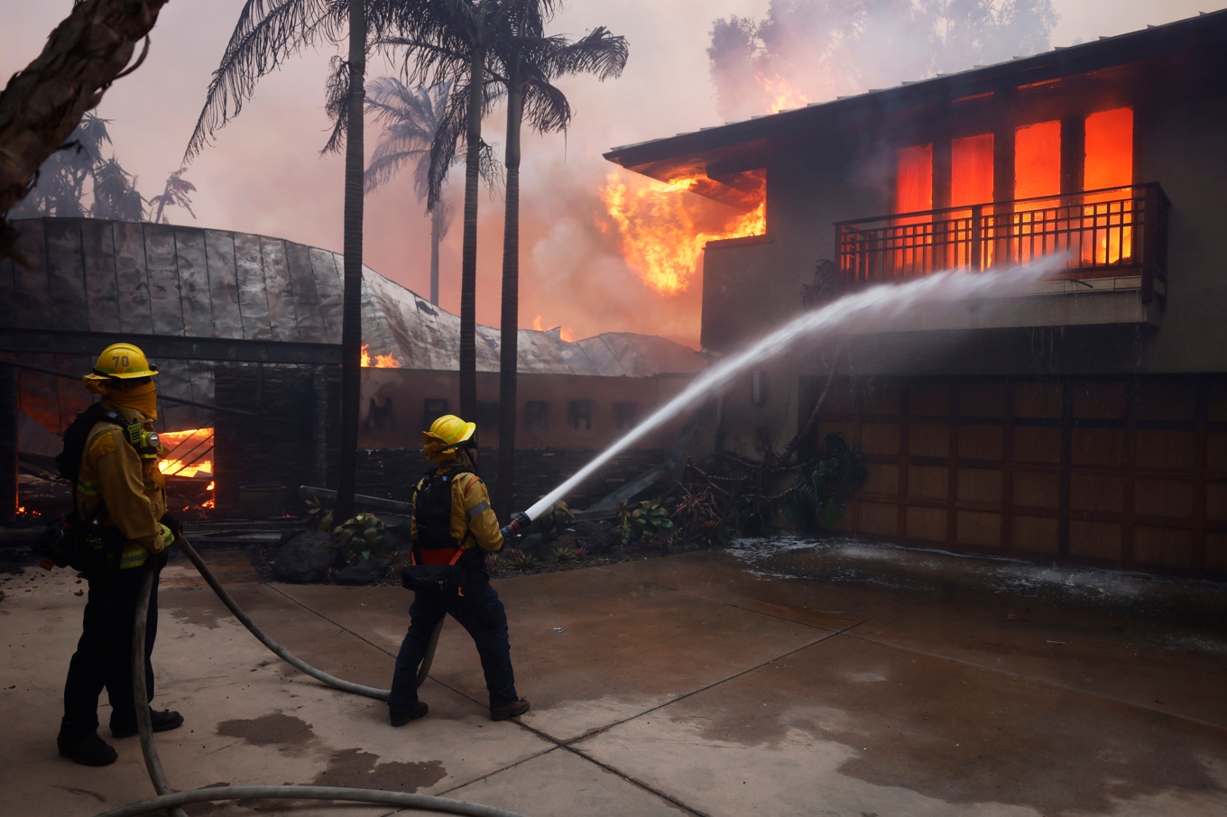 Brandmän kämpar mot branden i stadsdelen Pacific Palisades i Los Angeles. Foto: Etienne Laurent/AP/TT