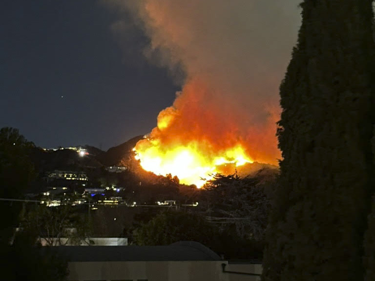 Jonas Curling tog en bild från lägenhetsfönstret på branden i Runyon Canyon Park. Foto: Privat