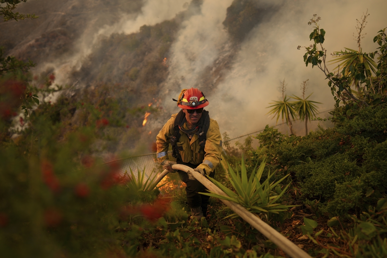 En amerikansk brandman i kamp mot den största branden i Los Angeles. Foto: Eric Thayer/AP/TT