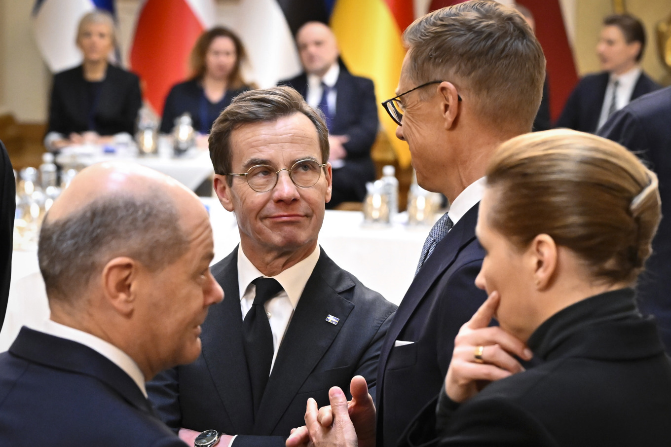 Sveriges statsminister Ulf Kristersson i samtal med Finlands president Alexander Stubb under toppmötet i Helsingfors. I förgrunden Tysklands förbundskansler Olaf Scholz och Danmarks statsminister Mette Frederiksen. Foto: Anders Wiklund/TT