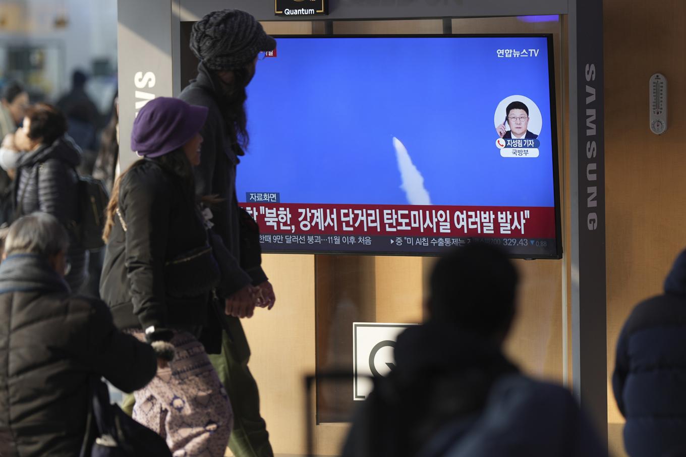 En tv på järnvägsstationen i Sydkoreas huvudstad Seoul visar ett inslag om Nordkorea och robottester. Foto: Lee Jin-M/AP/TT