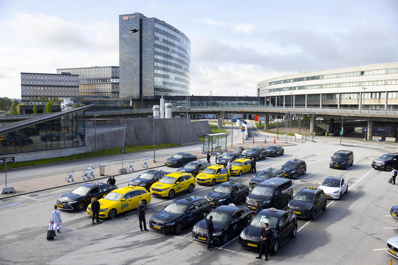 Taxibilar väntar på passagerare utanför Arlanda flygplats. Arkivbild. Foto: Fredrik Persson/TT