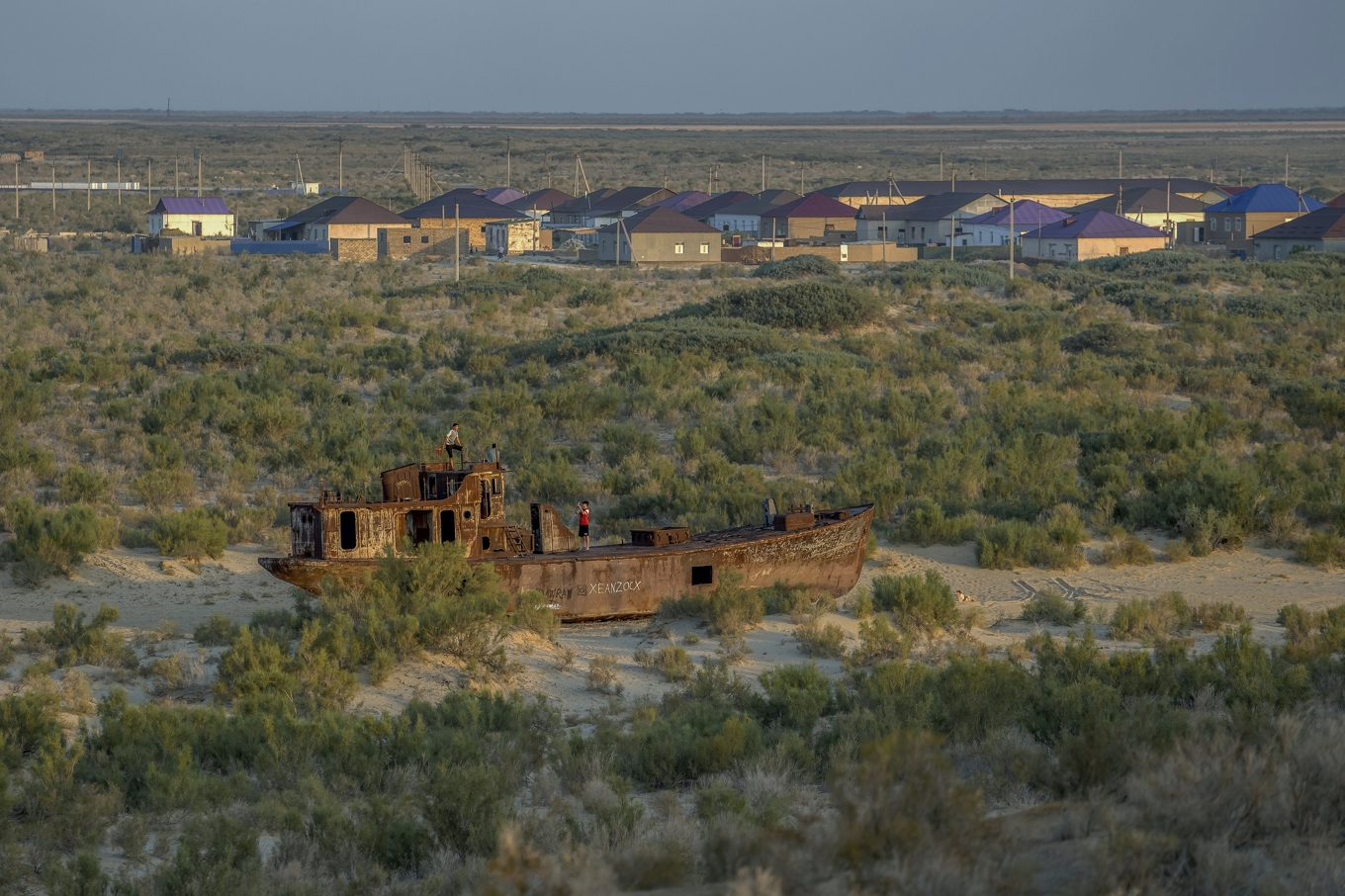 Den torra marken var en gång en stor sjö. Bilden är från före detta Aralsjön i Uzbekistan 2023. Nu kommer besked om att vattennivån i den norra delen i Kazakstan har stigit. Foto: Ebrahim Noroozi/AP/TT
