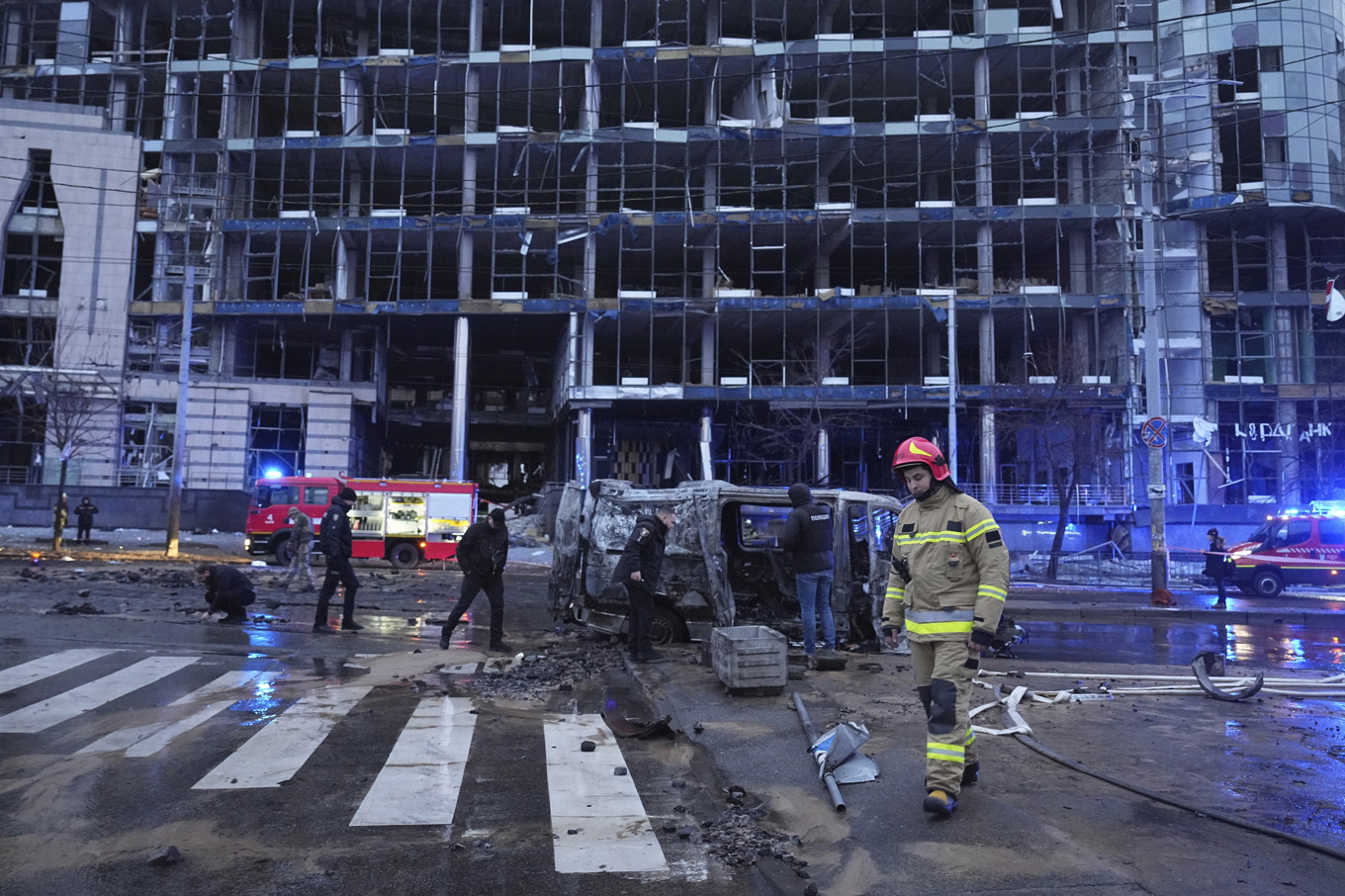 Förstörelse i Kiev efter lördagsmorgonens anfall. Foto: Efrem Lukatsky/AP/TT