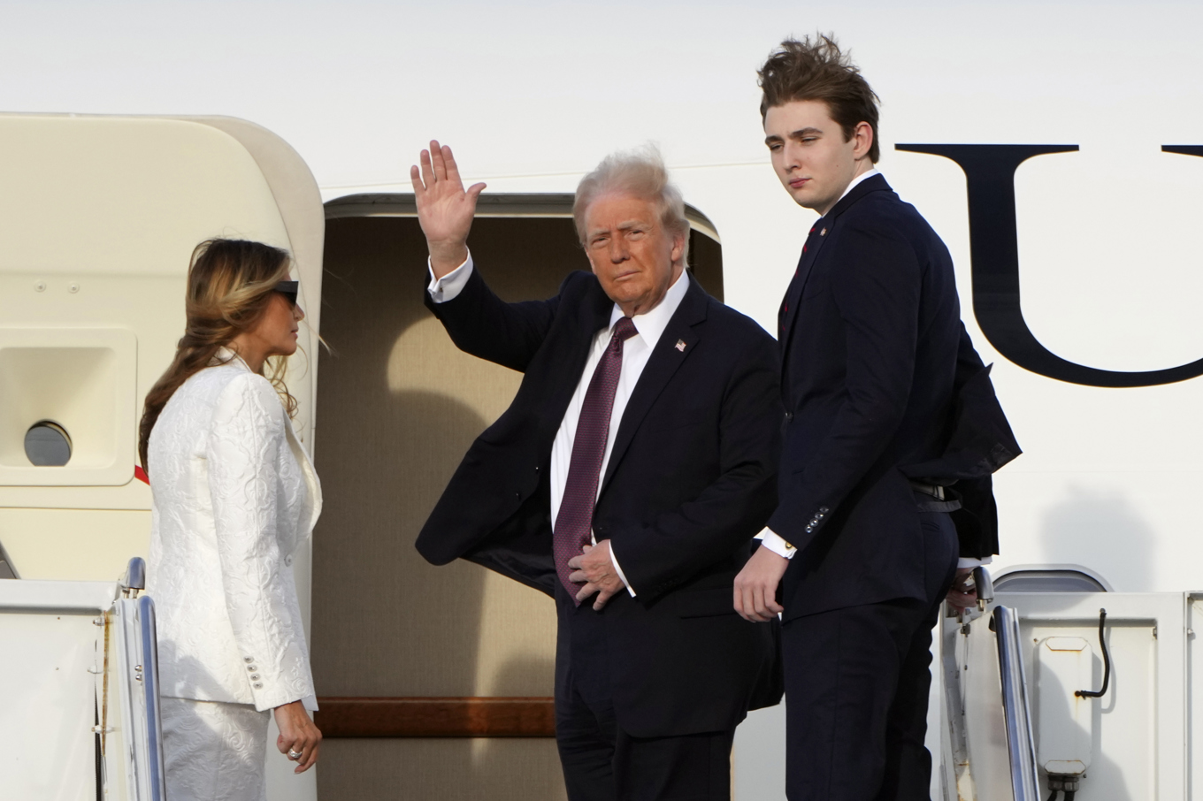 Tillträdande presidenten Donald Trump med fru Melania och son Barron klev på flyget mot Washington DC på lördagseftermiddagen. Foto: Lynne Sladky/AP/TT