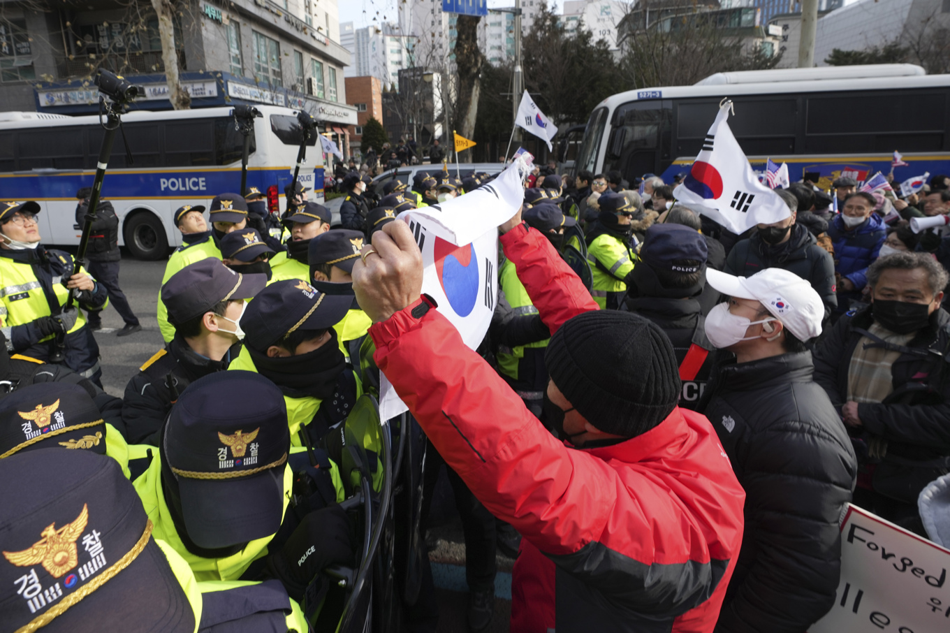 Sydkorea har kastats in i politiskt kaos med demonstrationer både till stöd för och i protest mot den nu häktade presidenten Yoon. Foto: Lee Jin-Man/AP/TT