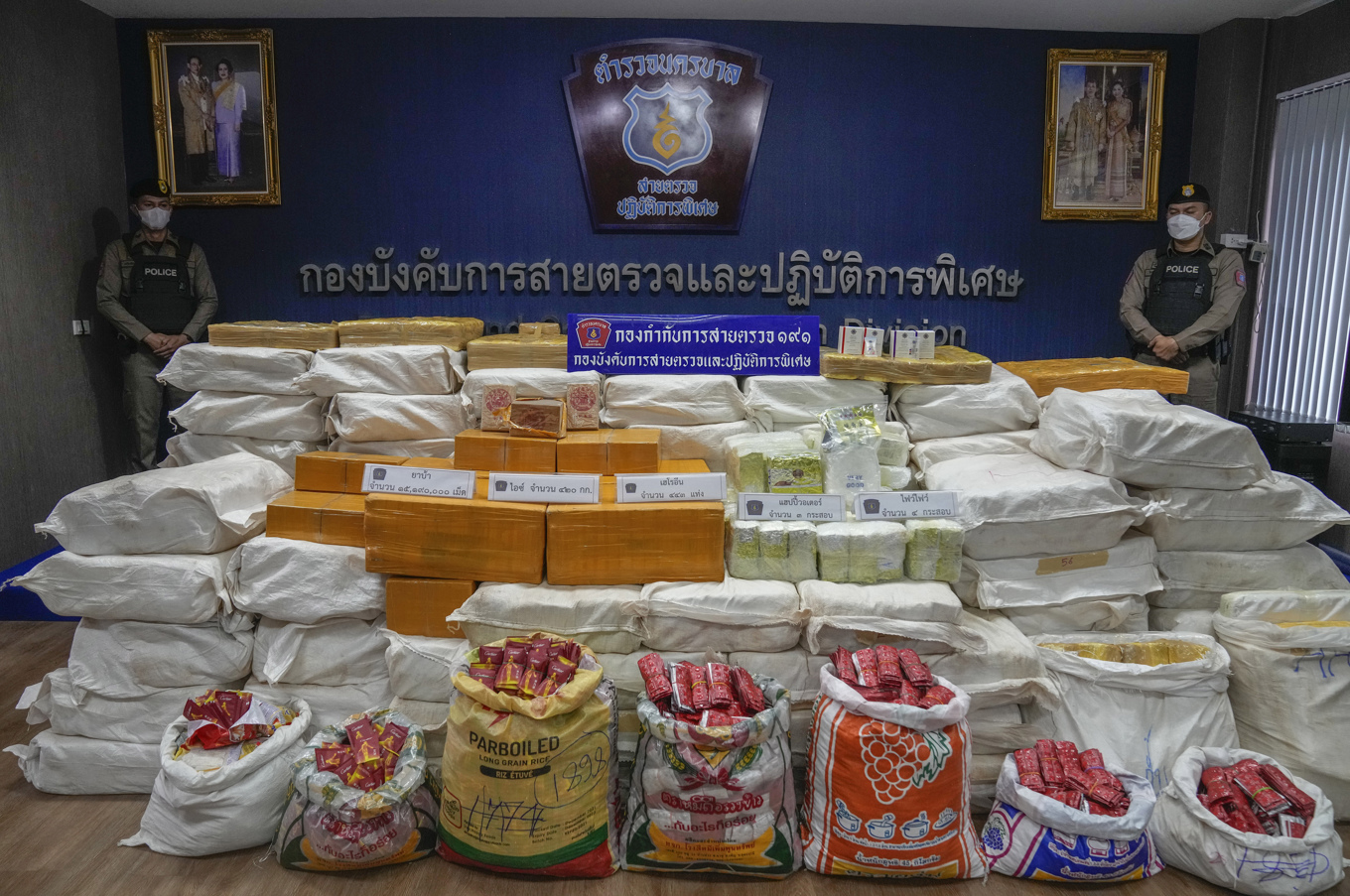 Ett tidigare beslag av metamfetamin och heroin i Bangkok i september 2023. Foto: Sakchai Lalit/AP/TT