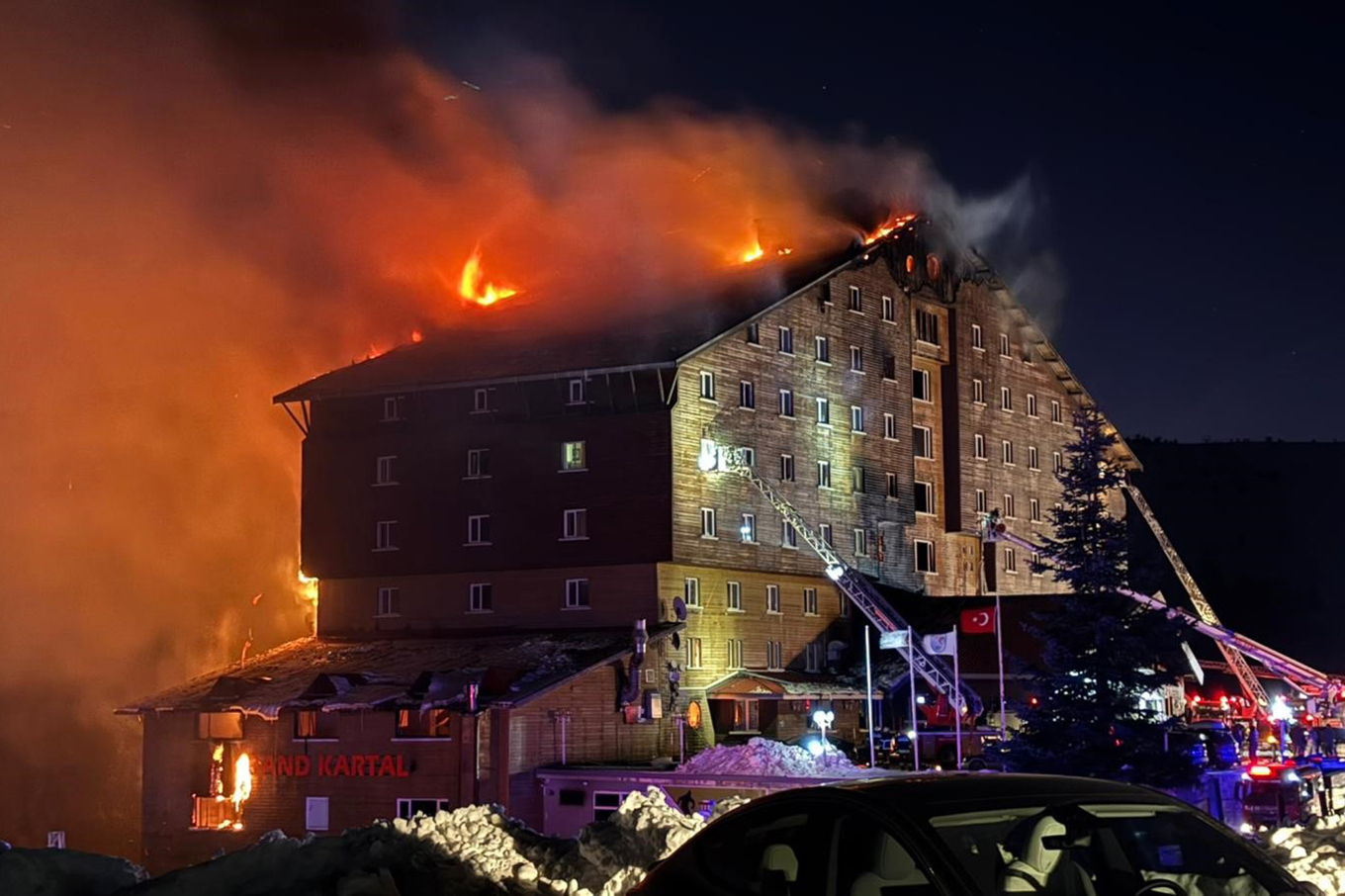 Brandkåren bekämpar lågorna i Kartalkaya. Foto: IHA via AP/TT