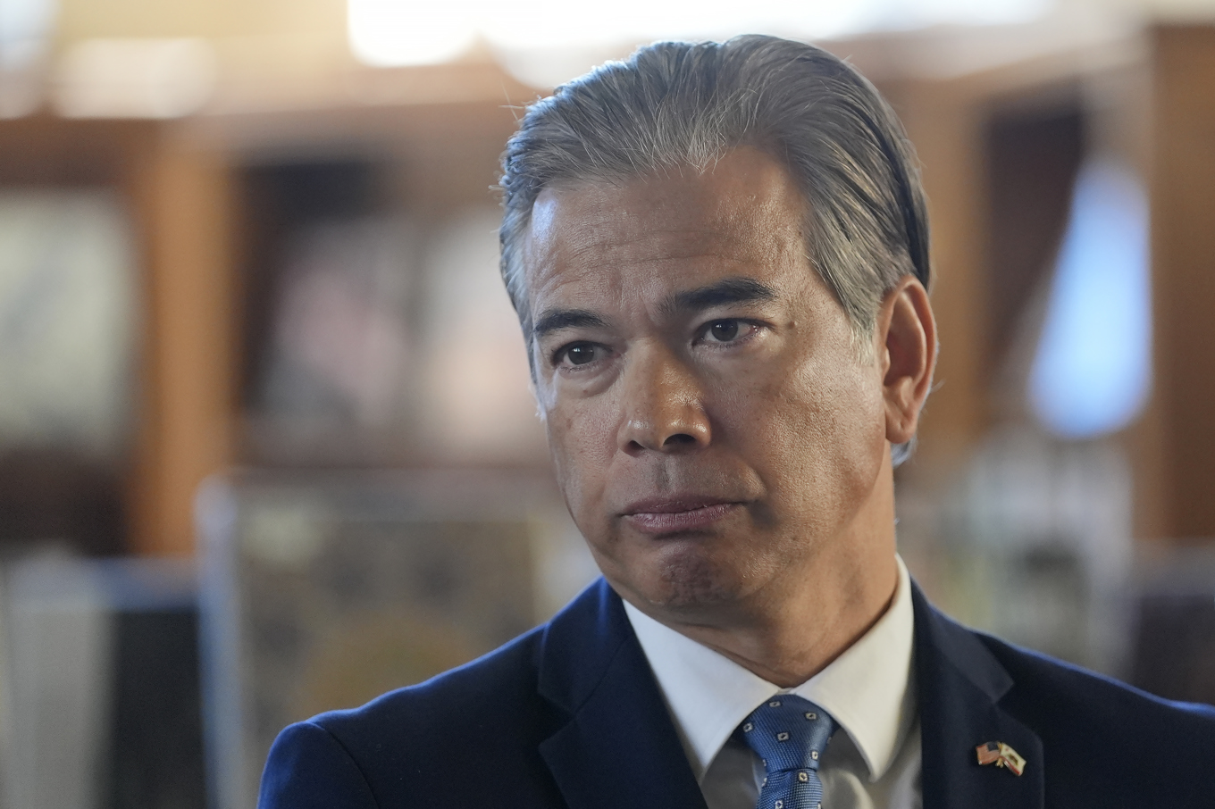 Kaliforniens justitieminister Rob Bonta försöker blockera Trumps presidentdekret. Arkivbild. Foto: Jeff Chiu/AP/TT