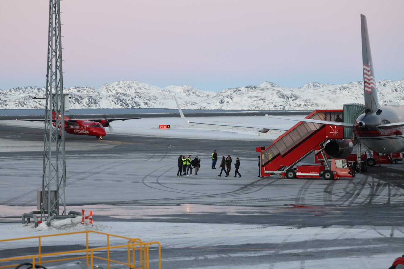 Bild från flygplatsen då Donalds Trumps son Donald Trump den yngre besökte Nuuk på Grönland den 7 januari. Foto: Emil Stach/Scanpix/TT