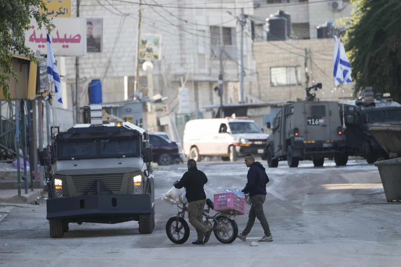 Israeliska militärfordon under räden i Jenin på tisdagen. Foto: Majdi Mohammed/AP/TT