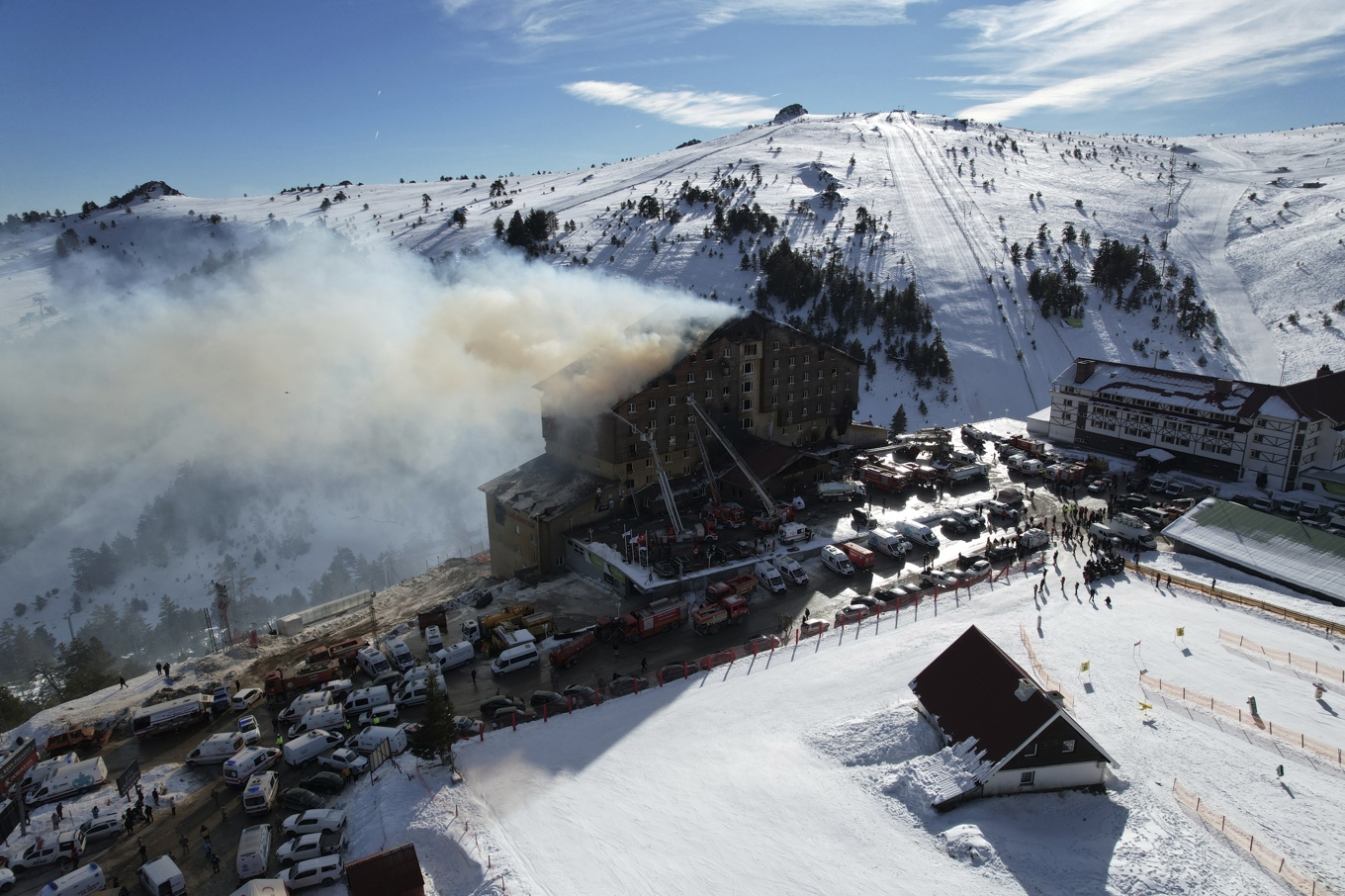 Elden spred sig snabbt på hotellet i den turkiska skidorten Kartalkaya under natten till tisdagen. Foto: Enes Ozkan/AP/TT