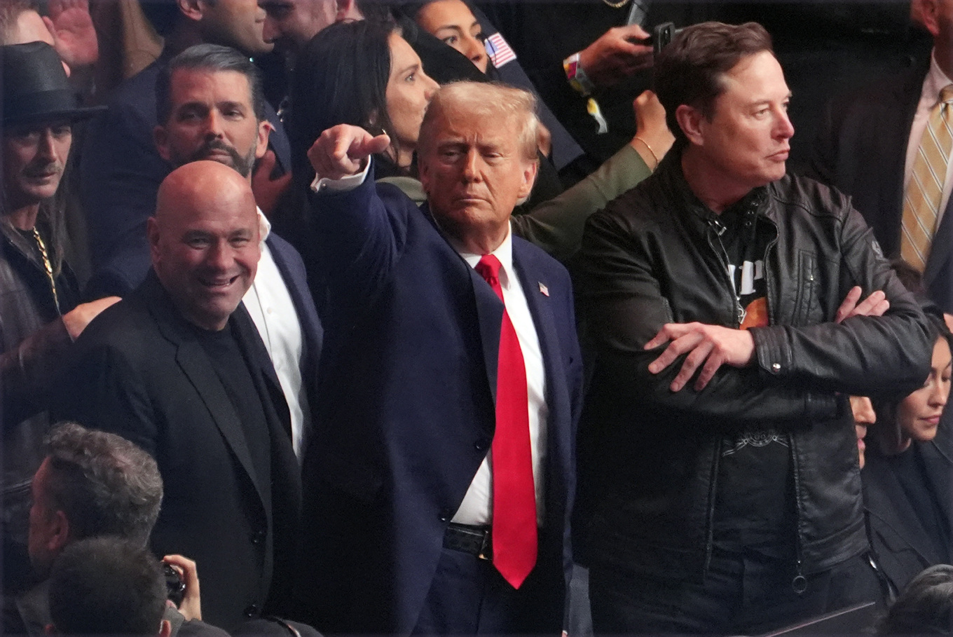 En ovanlig spricka syntes mellan USA:s president Donald Trump (mitten) och techmiljardären Elon Musk (till höger). Foto: Evan Vucci/AP/TT